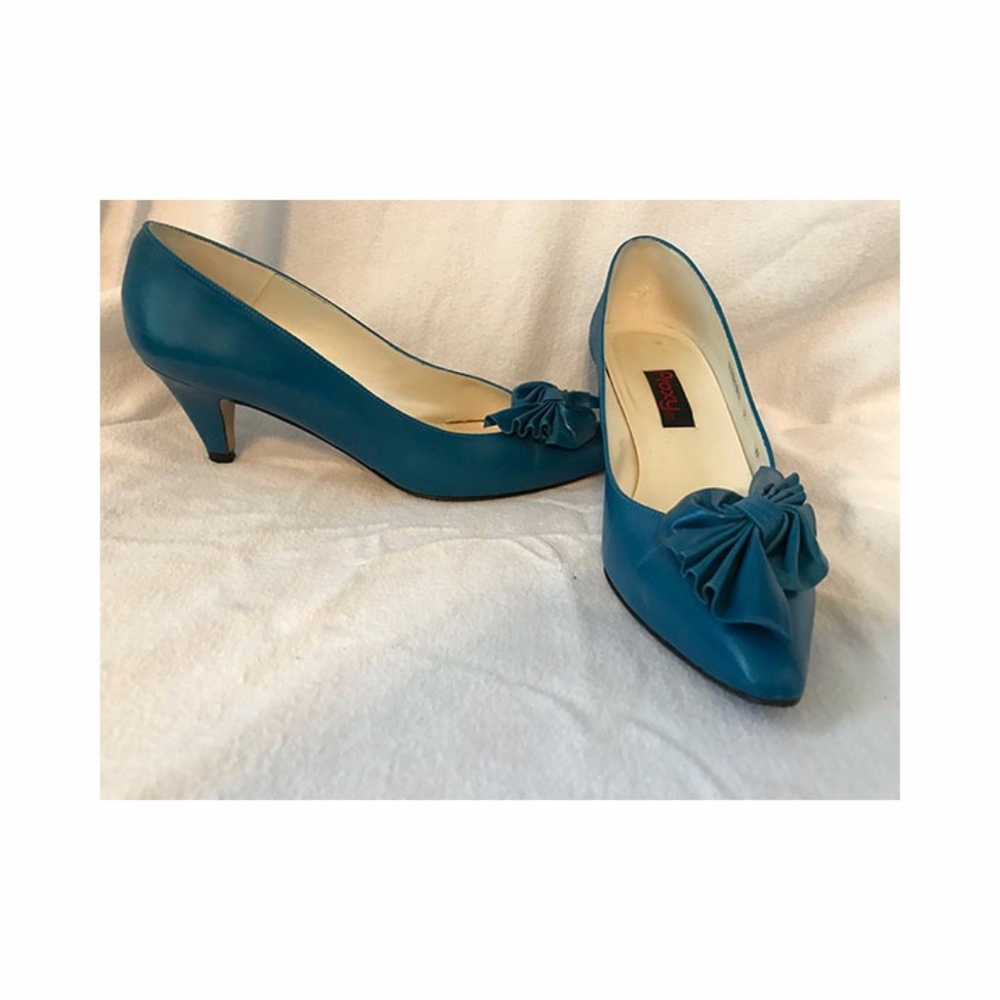 Light wear turquoise pointed toe pump w/ bow